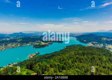 Idilliaco angolo di alta vista delle isole del Lago Worthersee visto dalla torre Pyramidenkogel Foto Stock