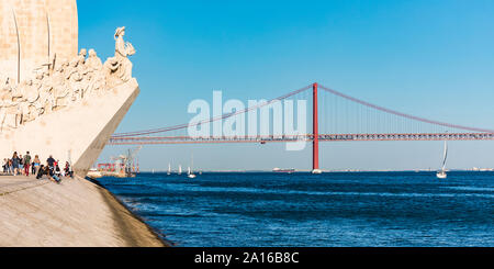 Il Portogallo, Lisbona, Belem, il Monumento delle Scoperte e 25 de Abril ponte sul fiume Tago Foto Stock