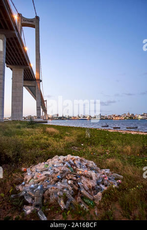 Quantità di bottiglie di plastica vicino al ponte Catembe, Maputo, Mozambico Foto Stock