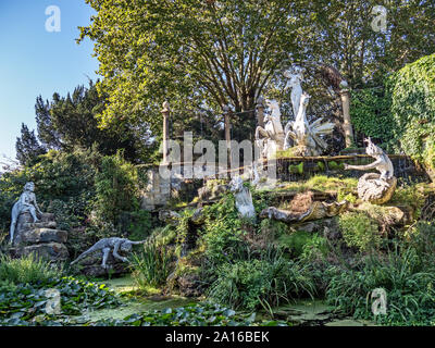 LONDON, Regno Unito - 20 settembre 2019: La Fontana Oceanides in York House Gardens dotate di ninfe marine e realizzato dall'italiano il marmo bianco di Carrara. Foto Stock