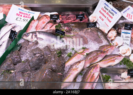 dh Fish Market CARDIFF WALES venditori di pesce banco stallo gallese pesce fresco bagnato Foto Stock