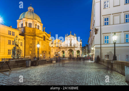 Vista alla chiesa di St Salvator, Chiesa di San Francesco e Charles Bridge Museum, Praga, Repubblica Ceca Foto Stock