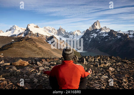 Uomo che guarda Fitz Roy e Cerro Torre montagne, parco nazionale Los Glaciares, Patagonia, Argentina Foto Stock