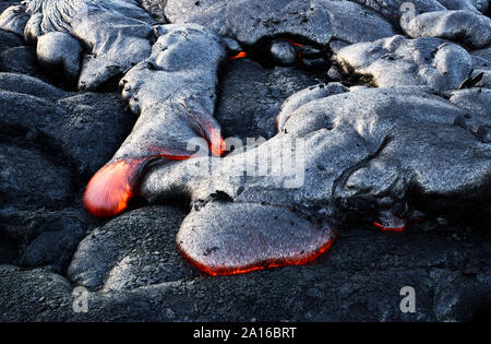 Angolo di Alta Vista della lava scorre da Pu'u'O'o' al Parco Nazionale dei Vulcani delle Hawaii Foto Stock