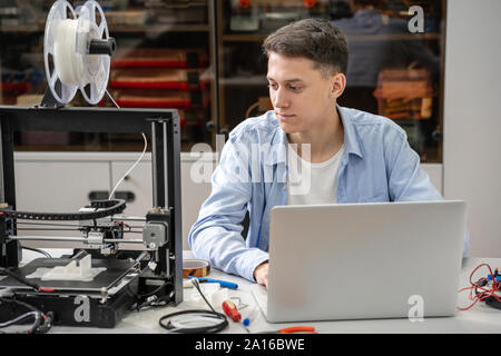 Studente impostazione stampante 3D, utilizzando laptop Foto Stock