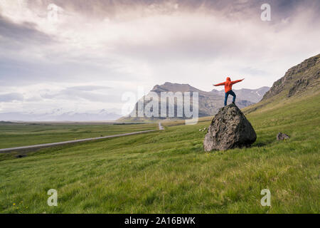 Uomo in piedi sulla roccia in gthe Regione meridionale Islanda Foto Stock