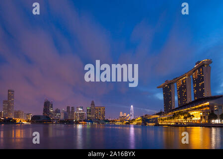 Skyline di Singapore con Marina Bay, Singapore Foto Stock