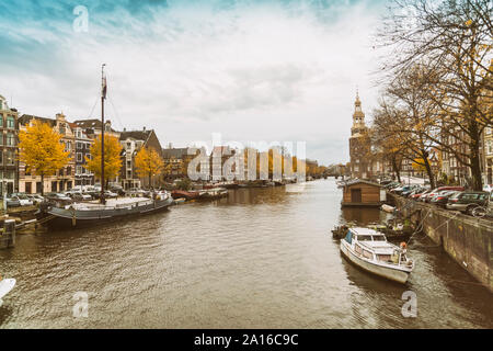Vista Oude Schans con Montelbaanstoren in background, Amsterdam, Paesi Bassi Foto Stock