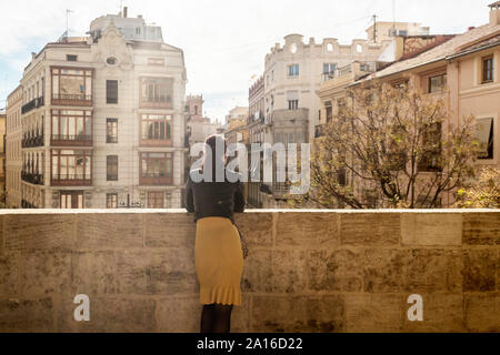 Donna che guarda la Plaça dels pellicce, Fueros Museum da Torres de Serranos, Valencia, Spagna Foto Stock