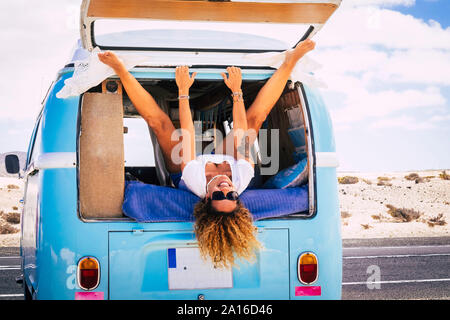 Donna sorridente giacente in van Foto Stock