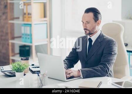 Bella attraente focalizzata imponente ed elegante uomo elegante in f Foto Stock