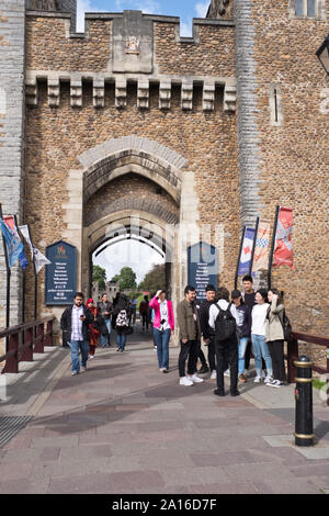 Dh il Castello di Cardiff Cardiff Galles turisti asiatici con la guida porta sud entrata al castello esterno Foto Stock