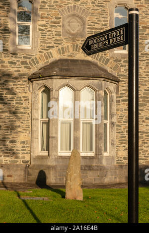 Religion Ireland Diocesan Office e Bishop's House fingerpost presso il presbiterio di St. Mary a Killarney, Contea di Kerry, Irlanda Foto Stock