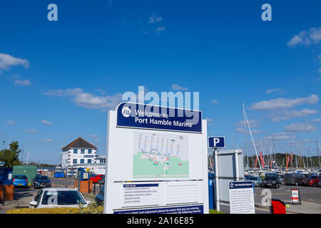 Segno di benvenuto all'ingresso a Port Hamble marina, Hamble-le-riso, un fiume Hamble villaggio costiero nel Solent, Hampshire, south coast Inghilterra, Regno Unito Foto Stock