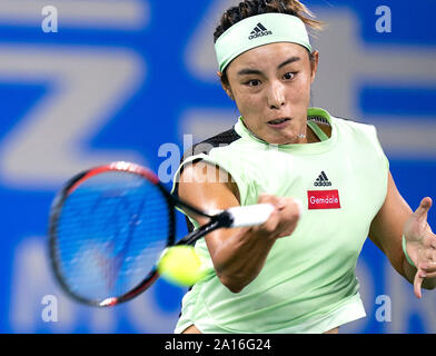 Wuhan. 24Sep, 2019. Wang Qiang della Cina restituisce un colpo durante le Donne Singoli Secondo turno match tra Wang Qiang della Cina e Marie Bouzkova della Repubblica ceca al 2019 WTA Wuhan Open Tennis Tournament a Wuhan di centrale cinese della provincia di Hubei, il 7 settembre 24, 2019. Credito: Xiong Qi/Xinhua/Alamy Live News Foto Stock
