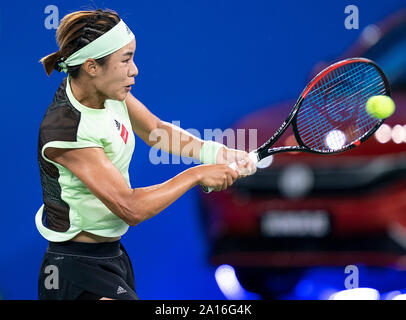 Wuhan. 24Sep, 2019. Wang Qiang della Cina restituisce un colpo durante le Donne Singoli Secondo turno match tra Wang Qiang della Cina e Marie Bouzkova della Repubblica ceca al 2019 WTA Wuhan Open Tennis Tournament a Wuhan di centrale cinese della provincia di Hubei, il 7 settembre 24, 2019. Credito: Xiong Qi/Xinhua/Alamy Live News Foto Stock