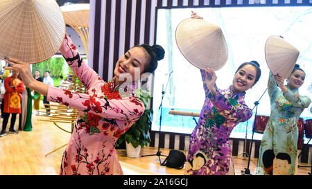 Nanning, della Cina di Guangxi Zhuang Regione autonoma. Il 22 settembre, 2019. Il vietnamita ragazze in costumi folk eseguire durante il XVI Cina-ASEAN Expo in Nanning, capitale del sud della Cina di Guangxi Zhuang Regione autonoma, Sett. 22, 2019. Credito: Zhang Ailin/Xinhua/Alamy Live News Foto Stock