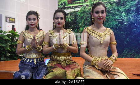 Nanning, della Cina di Guangxi Zhuang Regione autonoma. 23 Sep, 2019. Cambogiano di ragazze in costumi folk sono visibili durante il XVI Cina-ASEAN Expo in Nanning, capitale del sud della Cina di Guangxi Zhuang Regione autonoma, Sett. 23, 2019. Credito: Zhang Ailin/Xinhua/Alamy Live News Foto Stock