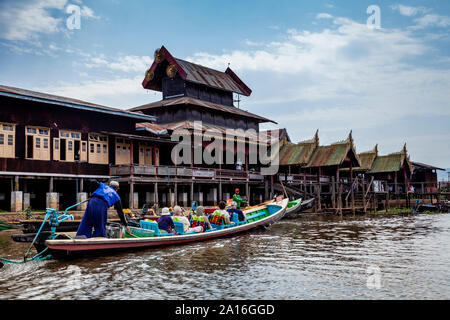 I turisti in un tour in barca passano dalla Nga Hpe Kyaung (Jumping Cat monastero), il Lago Inle, Stato Shan, Myanmar. Foto Stock