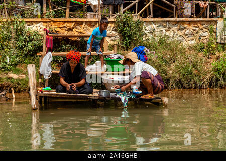 La popolazione locale a lavare i panni nel lago, Nyaung Shwe, Lago Inle, Stato Shan, Myanmar. Foto Stock