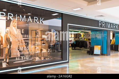 Dh St Davids shopping centre Cardiff Galles Front Primark store shop entrata city mall Foto Stock