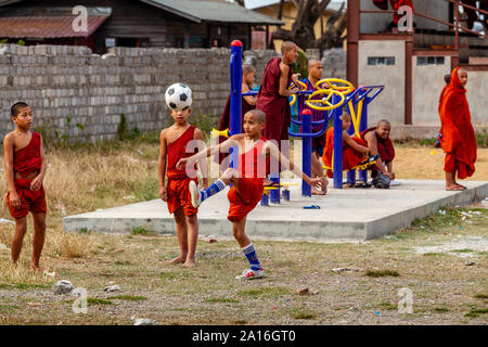 Il debuttante monaci giocando a calcio, Nyaung Shwe, Lago Inle, Stato Shan, Myanmar. Foto Stock