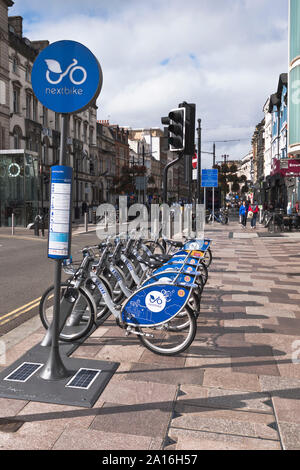 Ciclo di dh biciclette a noleggio trasporti pagare come vanno in bicicletta schema Cardiff Galles bike per affitto regno unito Foto Stock