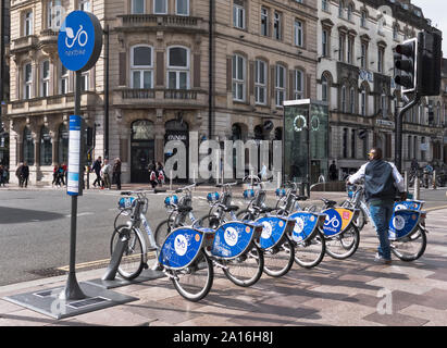 Ciclo di dh biciclette a noleggio trasporti uomo con pagamento a consumo schema bicicletta Cardiff Galles bike per affitto regno unito Foto Stock