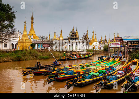 Le imbarcazioni turistiche schierate al villaggio di Ywama sul giorno di mercato, Lago Inle, Stato Shan, Myanmar Foto Stock