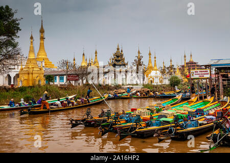 Le imbarcazioni turistiche schierate al villaggio di Ywama sul giorno di mercato, Lago Inle, Stato Shan, Myanmar Foto Stock