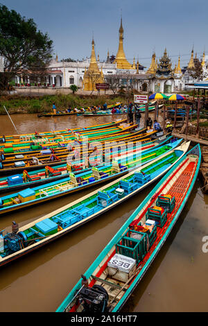 Le imbarcazioni turistiche schierate al villaggio di Ywama sul giorno di mercato, Lago Inle, Stato Shan, Myanmar Foto Stock