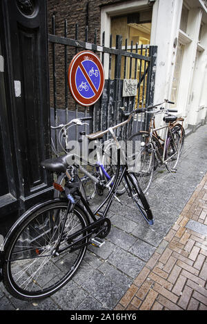 AMSTERDAM, PAESI BASSI,SETTEMBRE, 05, 2019: tramonto in Amsterdam.Il parcheggio per le bici e il tradizionale stile olandese antico di edifici.Il mercato dei fiori sul singolo canale, Antille Foto Stock