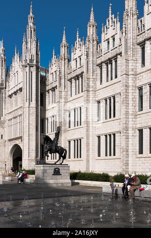 dh Marischal Square MARISCHAL COLLEGE ABERDEEN Aberdeen sede del consiglio famiglia fontana acqua caratteristica granito edificio città scozia Foto Stock