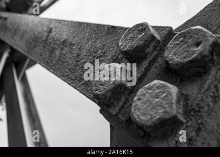 Miniera di carbone albero ruota di torre di dettaglio in scala di grigi Foto Stock