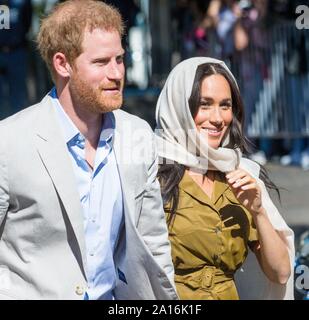 Cape Town, Sud Africa. 24Sep, 2019. Harry e Meghan, il Duca e la Duchessa di Sussex, arrivano alla Moschea Auwal a Cape Town, il 24 settembre 2019, potranno visualizzare il primo manoscritto noto del Corano in Sud Africa al 2° giorno della loro visita ufficiale a sud AfricaCredit: Albert Nieboer/ Paesi Bassi OUT/point de vue OUT |/dpa/Alamy Live News Foto Stock