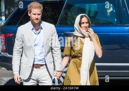 Cape Town, Sud Africa. 24Sep, 2019. Harry e Meghan, il Duca e la Duchessa di Sussex, arrivano alla Moschea Auwal a Cape Town, il 24 settembre 2019, potranno visualizzare il primo manoscritto noto del Corano in Sud Africa al 2° giorno della loro visita ufficiale a sud AfricaCredit: Albert Nieboer/ Paesi Bassi OUT/point de vue OUT |/dpa/Alamy Live News Foto Stock