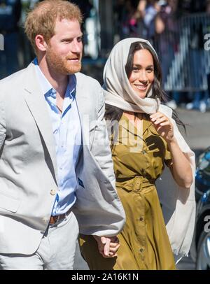 Cape Town, Sud Africa. 24Sep, 2019. Harry e Meghan, il Duca e la Duchessa di Sussex, arrivano alla Moschea Auwal a Cape Town, il 24 settembre 2019, potranno visualizzare il primo manoscritto noto del Corano in Sud Africa al 2° giorno della loro visita ufficiale a sud AfricaCredit: Albert Nieboer/ Paesi Bassi OUT/point de vue OUT |/dpa/Alamy Live News Foto Stock