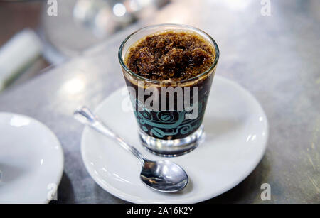 Granita di caffè servito nel bar in Sicilia, Italia Foto Stock