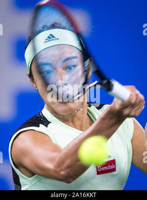 Wuhan. 24Sep, 2019. Wang Qiang della Cina restituisce un colpo durante le Donne Singoli Secondo turno match tra Wang Qiang della Cina e Marie Bouzkova della Repubblica ceca al 2019 WTA Wuhan Open Tennis Tournament a Wuhan di centrale cinese della provincia di Hubei, Sett. 24, 2019. Credito: Xiao Yijiu/Xinhua/Alamy Live News Foto Stock