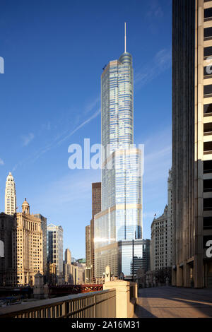 Chicago, Illinois, Stati Uniti - Trump International Hotel and Tower all'alba. Foto Stock