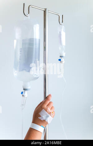 IV borsa per via endovenosa con contagocce e disporre il tubo con la soluzione di medicina Foto Stock