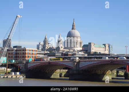 La Cattedrale di St Paul e come visto da vicino la OXO Tower su London Southbank Foto Stock