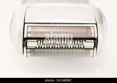 Rasoio elettrico closeup su sfondo bianco - Immagine Foto Stock