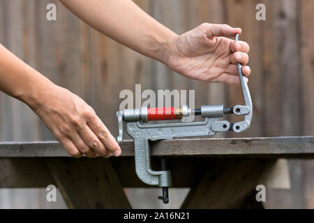 Cartuccia di ricarica dal guscio shotgun reloader, primo piano Foto Stock