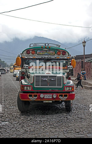 Antigua Guatemala - agosto 2019: una vibrante colorati bus locale, colloquialmente noto come un pollo bus, cercando di passeggeri sulle strade di Antigua. Foto Stock