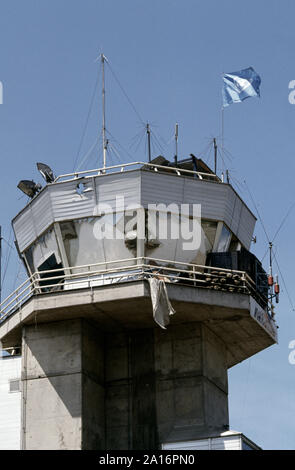 1 Giugno 1993 durante l'assedio di Sarajevo: la torre di controllo dell'aeroporto di Sarajevo, addobba con antenne e le sue finestre rotte e intavolato. Un foro di shell può essere visto e la bandiera delle Nazioni Unite vola in cima. Foto Stock