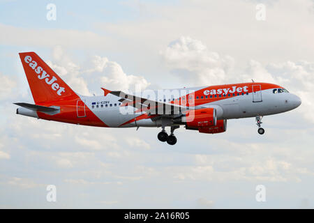 G-EZBV, 23 settembre 2019, Airbus A319-111-3122 atterraggio a Parigi Roissy Charles de Gaulle airport alla fine di easyJet U26955 volo da Edimburgo Foto Stock