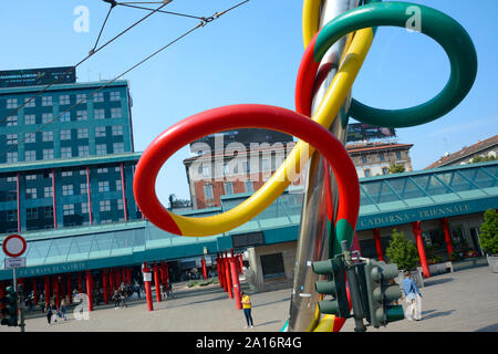 L'Italia, Lombardia, Milano, Piazza, Piazza Cadorna, Fa e filo scultura di Claes Oldenburg e Coosje van Bruggen Foto Stock