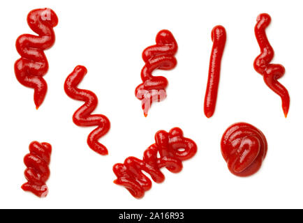 Gli spruzzi di ketchup isolati su sfondo bianco. Salsa di pomodoro. Vista superiore, laici piatta Foto Stock