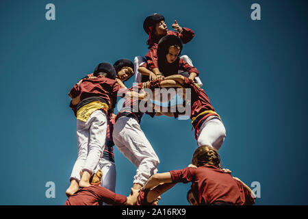 Barcellona, Spagna. 24 Settembre 2019: "castellers de lSarria' costruire uno di loro torri umane di Barcellona durante la vostra vacanza in città " La Merce' Credit: Matthias Oesterle/Alamy Live News Foto Stock